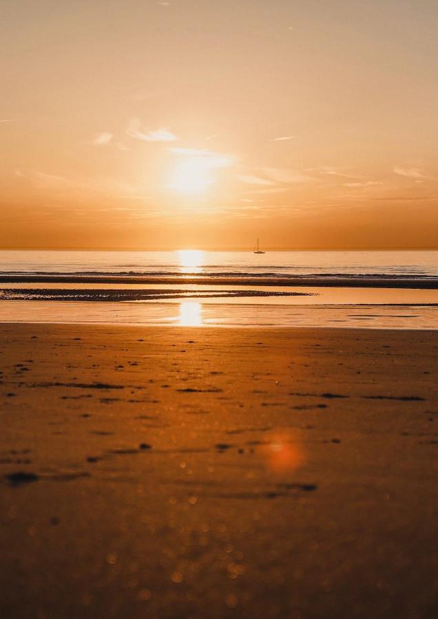 Relax @The Beach De Haan Exterior photo